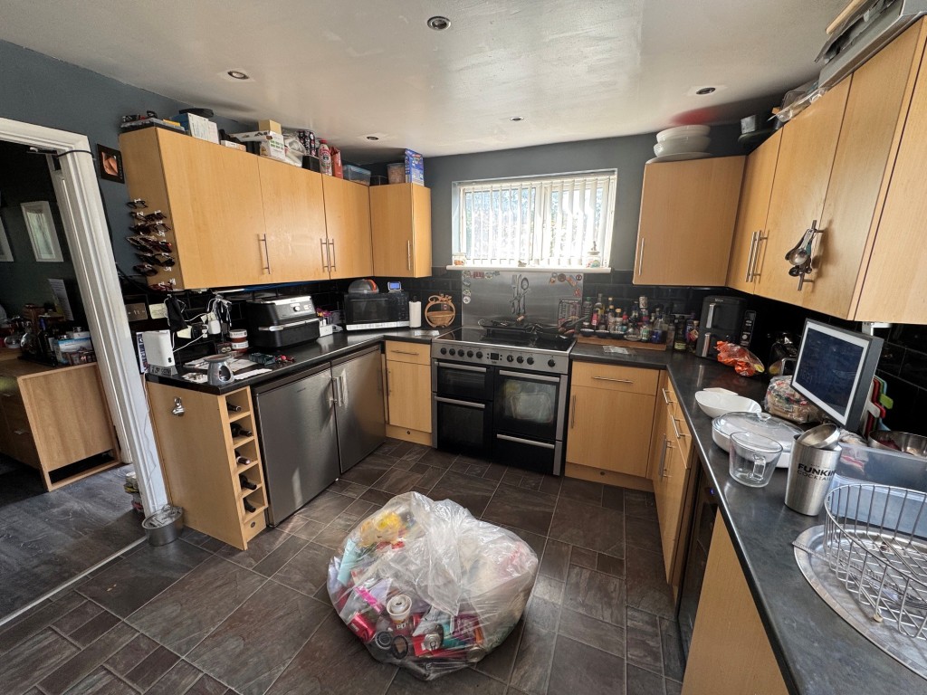 Lot: 140 - THREE-BEDROOM SEMI-DETACHED HOUSE - RESIDENTIAL INVESTMENT - Kitchen